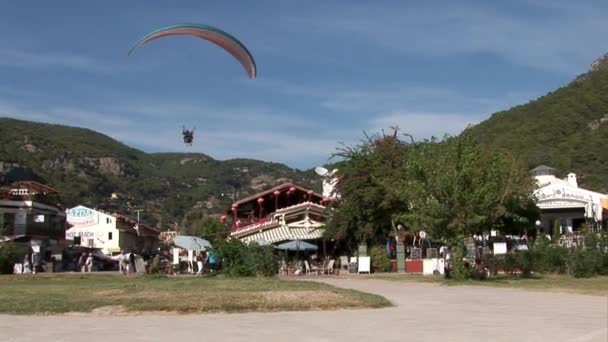 Fethiye Türkei September 2017 Gleitschirmflug Vor Blauem Himmel Und Wolken — Stockvideo