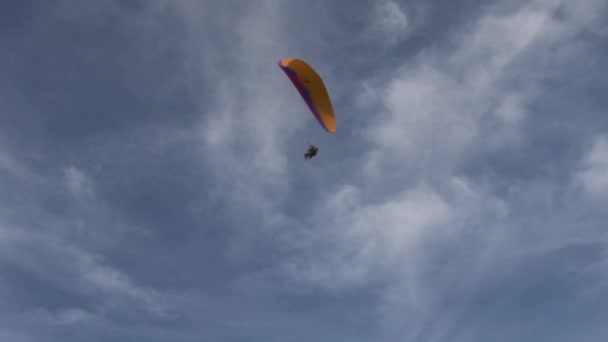 Fethiye Turkije September 2017 Paragliding Achtergrond Van Blauwe Lucht Wolken — Stockvideo