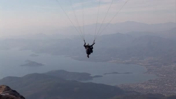 Fethiye Turcja Września 2017 Paralotniarstwo Tle Błękitnego Nieba Chmur Koncepcja — Wideo stockowe