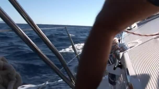 Пена Волны Вода Камере Время Движения Яхты Яхтенный Спорт Морское — стоковое видео