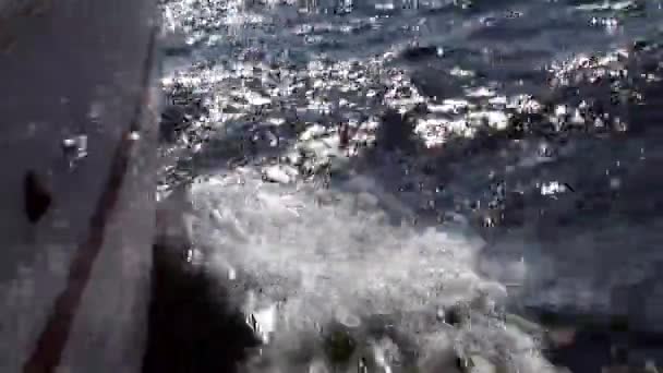 ヨットの動きの間にカメラの泡 波と水 ヨットスポーツ 海の旅とアクティブなライフスタイルとしてレガッタ — ストック動画