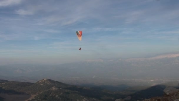 Fethiye Turquía Septiembre 2017 Parapente Sobre Fondo Cielo Azul Nubes — Vídeos de Stock