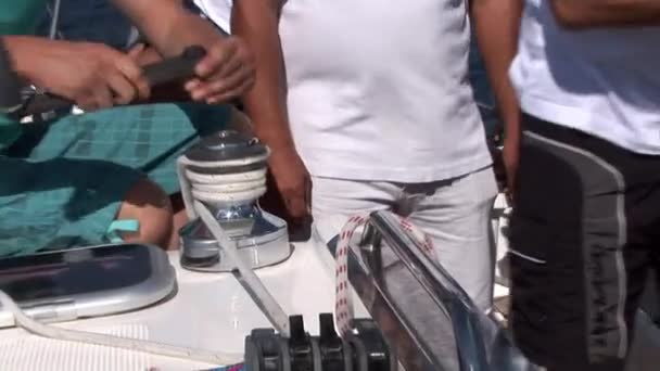 Filmación Manual Del Hombre Tira Cuerda Cabrestante Yate Vela Movimiento — Vídeos de Stock