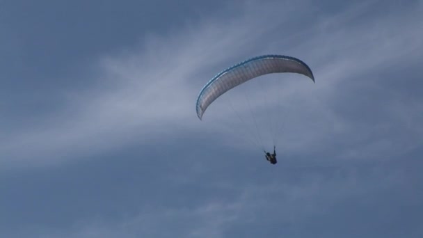 土耳其费蒂耶 2017年9月14日 在蓝天和蓝云的背景下滑行 积极娱乐 极端体育和旅游的概念 — 图库视频影像