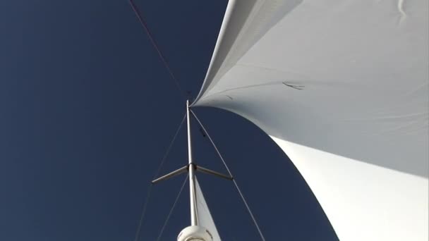 土耳其费蒂耶 2017年9月14日 帆船上的帆和绳在海上航行时在蓝天背景下航行的细节 — 图库视频影像