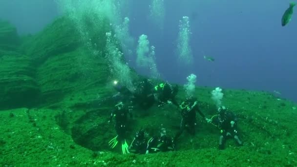 2012年9月12日 カナリア諸島のラ パルマで 大西洋での減圧の際に水中で潜水する 信じられないほど珍しい映像 スペインのクリスタルクリアウォーターでスキューバダイビング — ストック動画
