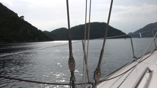 Deck Einer Beweglichen Segeljacht Mit Weißen Segeln Seereise Und Yachting — Stockvideo