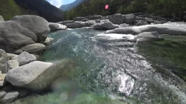Les Eaux Rapides Rivière Montagne Aiguisent Pierre Créent Des Motifs — Video