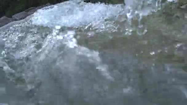 Rychle Tekoucí Vody Horské Řeky Brousí Kámen Vytvářejí Neuvěřitelné Vzory — Stock video