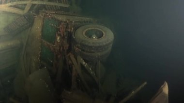 MEDITERRANEAN SEA, CYPRUS - AĞUSTOS 2019: Scuba dalgıçları İsveç 'in batık gemisi MS Zenobia' da yüzüyorlar. Enkaz dalışı. Deniz felaketleri. Sualtı 4K video kaydı Batık Geminin Çekimi. Dünya trajedileri.