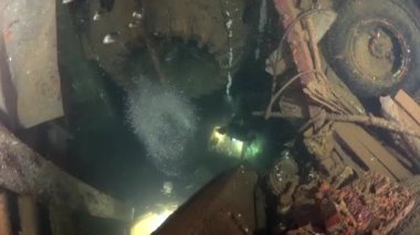 Dalgıçlar batık İsveç feribotu MS Zenobia 'da yüzerler. Enkaz dalışı. Akdeniz, Kıbrıs 'ta. Deniz felaketleri. Sualtı 4K video kaydı Batık Geminin Çekimi. Su altında dünya trajedileri.