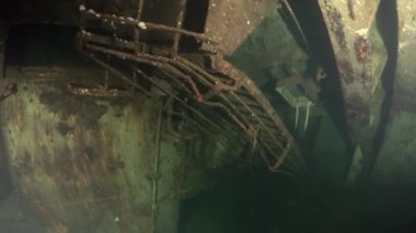 MEDITERRANEAN SEA, CYPRUS - AĞUSTOS 2019: Scuba dalgıçları İsveç 'in batık gemisi MS Zenobia' da yüzüyorlar. Enkaz dalışı. Deniz felaketleri. Sualtı 4K video kaydı Batık Geminin Çekimi. Dünya trajedileri.