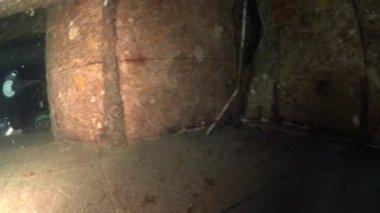 Dalgıçlar batık İsveç feribotu MS Zenobia 'da yüzerler. Enkaz dalışı. Akdeniz, Kıbrıs 'ta. Deniz felaketleri. Sualtı 4K video kaydı Batık Geminin Çekimi. Su altında dünya trajedileri.