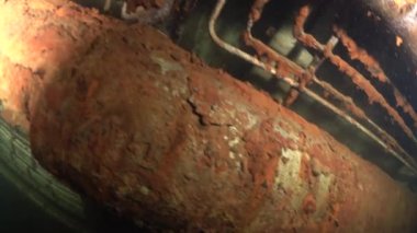 Dalgıçlar Batık 'ta yüzer. Enkaz dalışı. Akdeniz, Kıbrıs 'ta. Deniz felaketleri. Sualtı 4K video kaydı Batık Geminin Çekimi. Su altında dünya trajedileri.