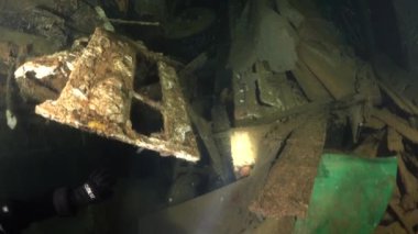 Dalgıçlar batık İsveç feribotu MS Zenobia 'da yüzerler. Enkaz dalışı. Akdeniz, Kıbrıs 'ta. Deniz felaketleri. Sualtı 4K video kaydı Batık Geminin Çekimi. Su altında dünya trajedileri.