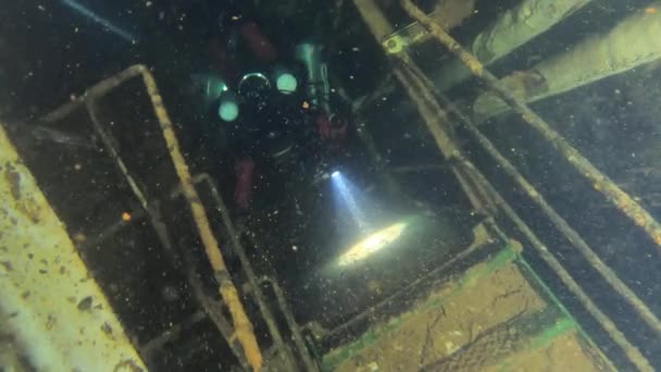 Mediterranean Sea Cyprus August 2019 Scuba Divers Swims Shipwreck Swedish — ストック動画