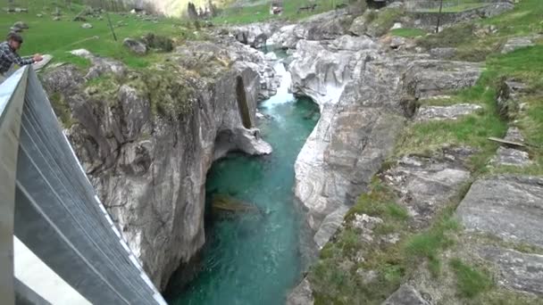 Tyrkysová Voda Horské Řeky Verzaska Švýcarsku Pozadí Skalnatého Pobřeží Nedotčená — Stock video