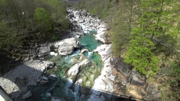Azure Vesi Vuoristojoen Verzaska Sveitsissä Taustalla Kivinen Metsän Rannalla Vihreitä — kuvapankkivideo