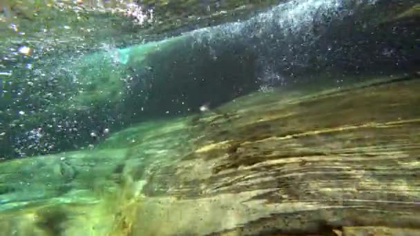 Águas Que Fluem Rapidamente Rio Montanha Afiam Pedra Criam Padrões — Vídeo de Stock