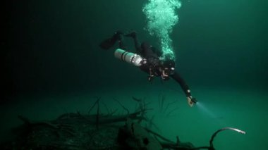 Yucatan Meksika 'daki mağaralarda mağara dalışı. Temiz ve temiz yeraltı sularında dalgıçlar.