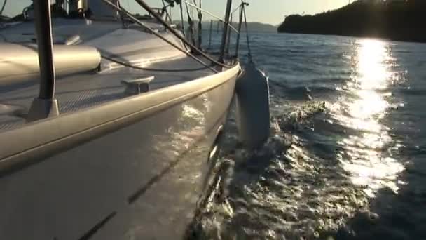 Närbild Detaljer Däck Och Vitt Segel Rörlig Segelbåt Segling Sport — Stockvideo