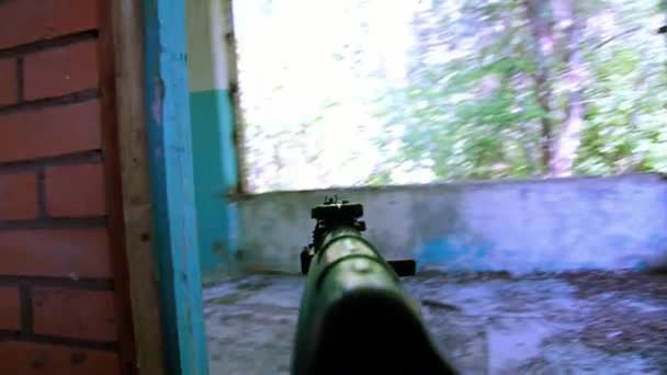 俄罗斯莫斯科 2013年5月9日 身穿军服 在被毁房屋附近鸣枪示警的Airsoft玩家 — 图库视频影像