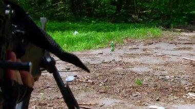 Moskova, Rusya - 09 Mayıs 2013: Harabeye dönmüş evin yakınlarında silahlı askeri üniformalı havalı oyuncu.