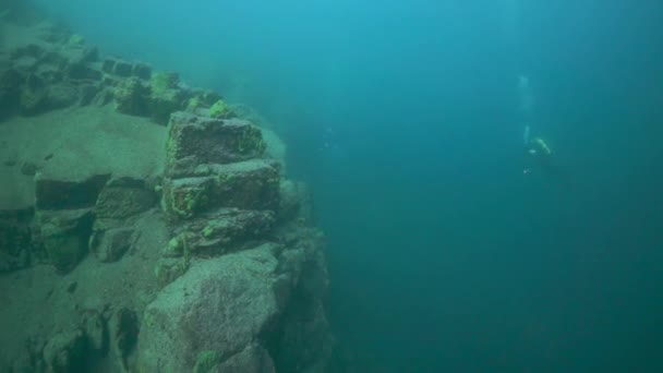 Великолепный Подводный Рельеф Байкала Фоне Пары Дайверов Дайверы Могут Исследовать — стоковое видео