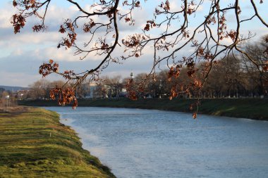 Sonbaharda şehir nehri