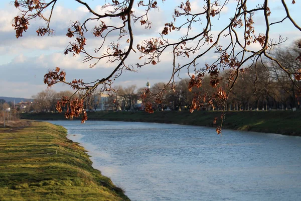 Sonbaharda şehir nehri