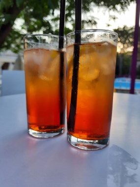 Kokteyller ahşap bir masada