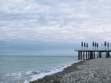 Deniz kıyısında bir delik.