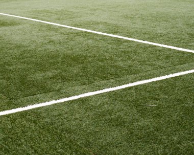 Futbol sahasında beyaz bir kenar çizgisi
