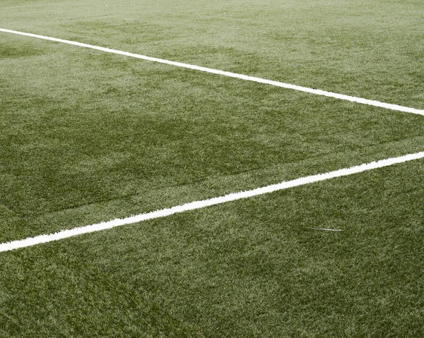 Futbol sahasında beyaz bir kenar çizgisi