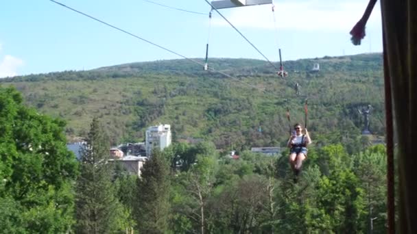 Joven Mujer Feliz Montando Una Tirolina Parque Ciudad — Vídeo de stock