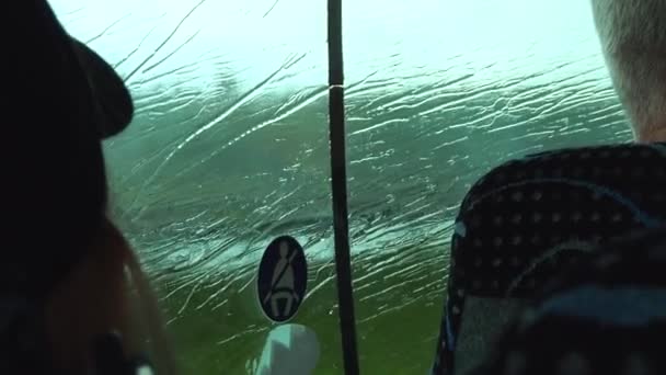 人々は雨の中でバスに乗る — ストック動画