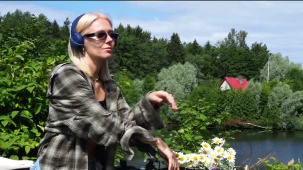 Chica Bicicleta Con Flores Escuchando Música — Vídeo de stock