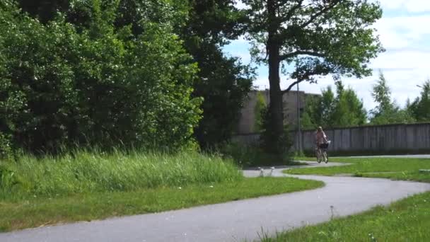 Mädchen Fährt Fahrrad Mit Blumen — Stockvideo