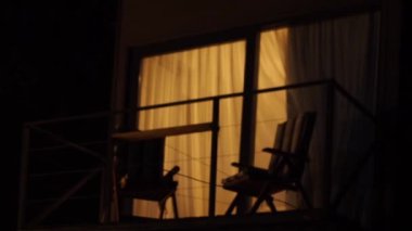 Konteynır evi balkon penceresi. Açık mobilyaları bulanık. 
