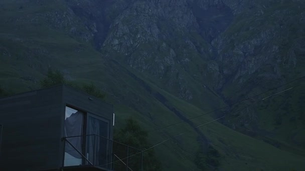 Een Berg Hotel Met Tuinhuisjes Lantaarns Bij Zonsopgang Met Bergen — Stockvideo