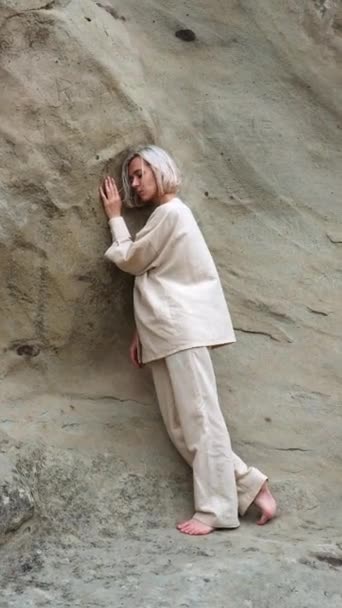 Жінка Бежевому Екологічно Модному Лляному Костюмі Стоїть Серед Скельних Стін — стокове відео