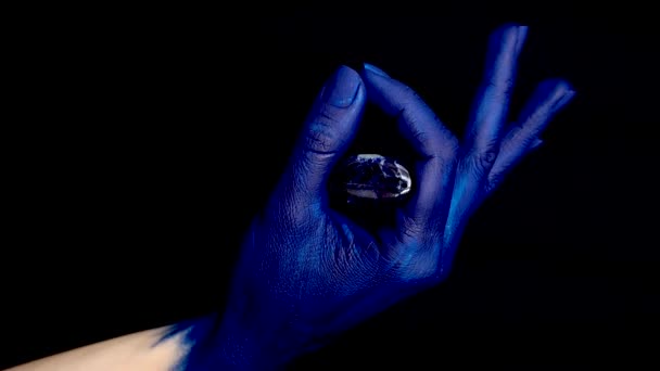 Жіноча Рука Пофарбована Синій Колір Тримає Між Пальцями Садолітний Камінь — стокове відео