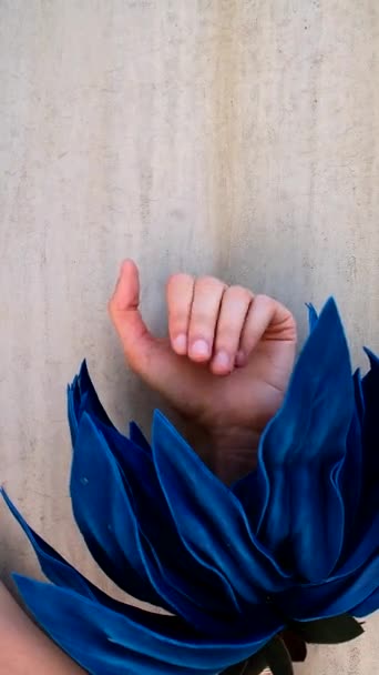 Una Mano Mujer Florece Revela Piedra Sadolita Color Azul Profundo — Vídeo de stock