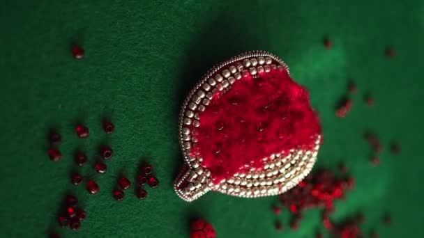绿色面料背景上的红豆花胸针 有珠子和水晶 — 图库视频影像