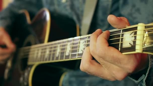 特写一个人的手做和弦在一个声波吉他的仪表板上 — 图库视频影像