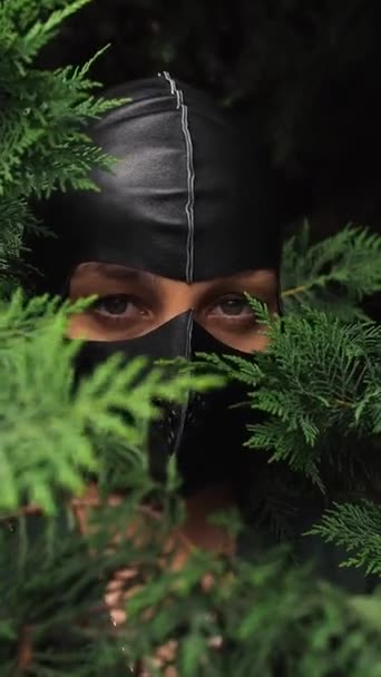Modèle Kimono Lin Vert Masque Cuir Noir Pose Dans Bosquet — Video