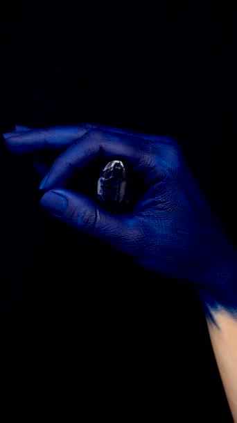 Γυναικείο Χέρι Είναι Βαμμένο Μπλε Και Κρατά Μια Πέτρα Από — Αρχείο Βίντεο