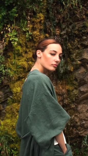 Brązowe Włosy Kobieta Model Zielony Len Kimono Stwarza Przez Skalistą — Wideo stockowe