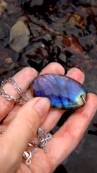 Kobieca Ręka Znajduje Niebieski Sadolit Kamień Wodzie Brzegu Stawu — Wideo stockowe