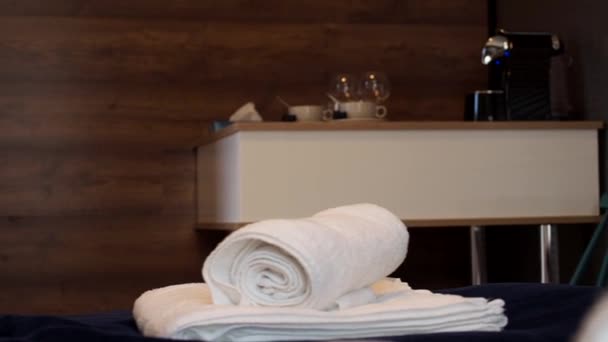 Zbliżenie Białe Świeże Czyste Ręczniki Składane Łóżku Pokoju Hotelowym — Wideo stockowe